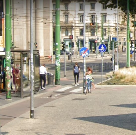 Piazza XXIV Maggio: vista frontale con il cartello di “Fine della pista ciclabile” e il successivo cartello di “Inizio del percorso pedonale”.